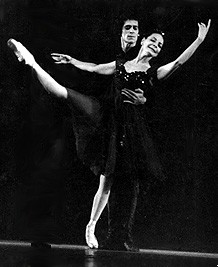 Alicia Alonso se apoya gentilmente en Jorge Esquivel (ballet En la noche), 1978