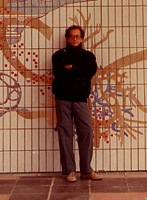 Hugo de Soto junto al mural de cerámica realizado para el Institute Merieux, 1983-84 (Lyon, France)