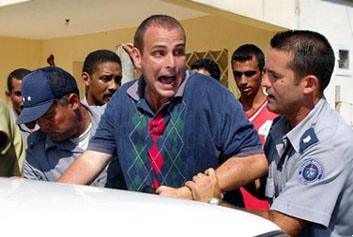 expresin de jbilo de un joven cubano al ser arrestado