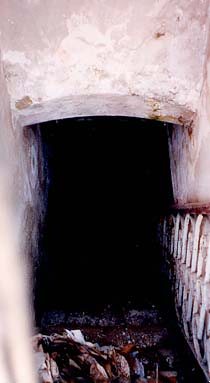 escalera por la que se desciende a la tumba donde estuvo el nicho de Casal